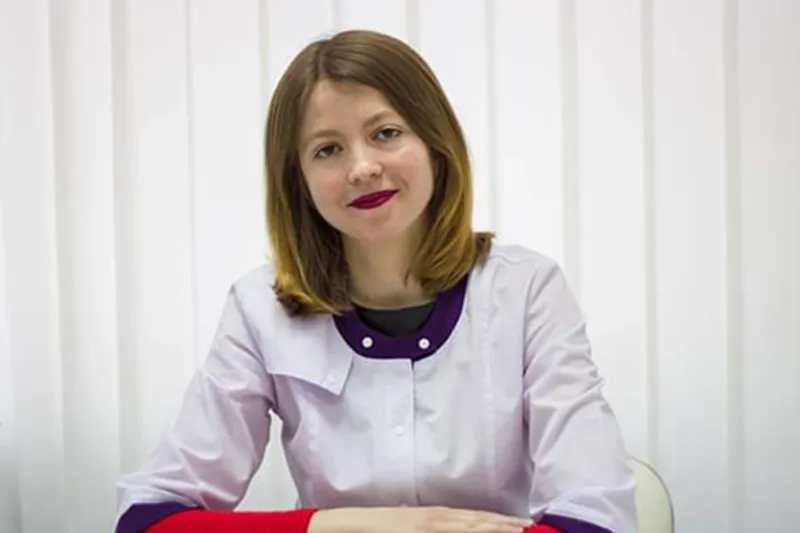 Для получения справки необязательно идти в районную поликлинику и несколько часов ожидать в очереди. Согласно действующему законодательству больничный можно получить и в частной клинике. У нас процесс выдачи больничного отлажен очень четко: записались на прием к терапевту, прошли осмотр, получили документ и со спокойной душой отправляетесь домой лечиться. Нужно оформить больничный в Киеве? Приходите к нам! Клиника Персомед находится на Троещине, поэтому для жителей массива дорога к нам займет до 20-30 минут.
