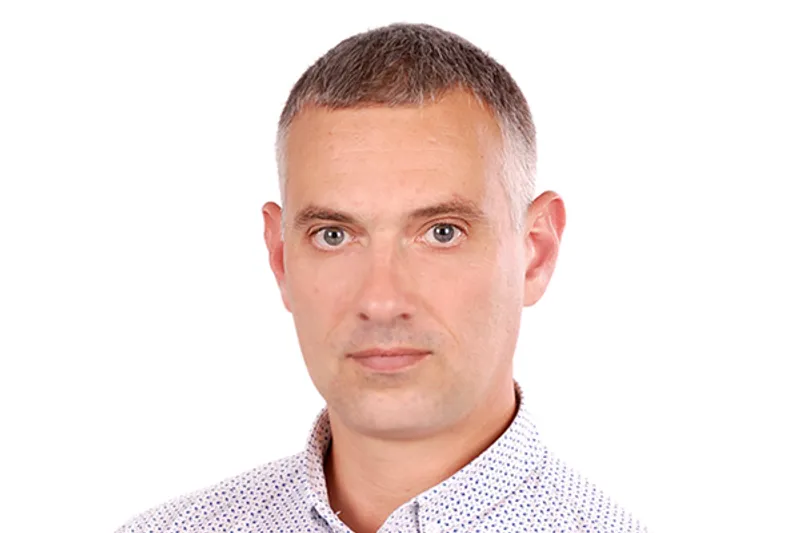 Анализ на общий холестерин имеет огромное значение. Мониторинг и поддержание нормального уровня этого вещества – одно из ключевых условий для поддержания здоровья. Его излишек в крови может откладываться в виде бляшек на стенках кровеносных сосудов. Бляшки могут сузить и в конечном итоге полностью заблокировать проход кровеносных сосудов. Это приводит к очень серьезным состояниям, включая болезни сердца, приступы и инсульты.