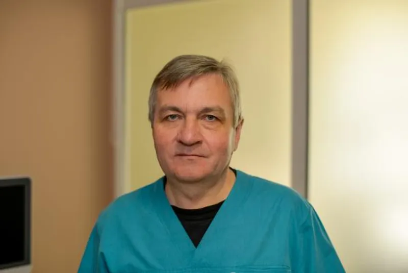 Ультразвукове обстеження використовує метод високоякісних звукових хвиль, завдяки якому ми маємо змогу подивитися всередину тіла. Під час процедури на моніторі видно, що відбувається всередині нас у режимі реального часу. Ми можемо зафіксувати невеликі рухи органів и навіть побачити переміщення крові у кровоносних судинах.