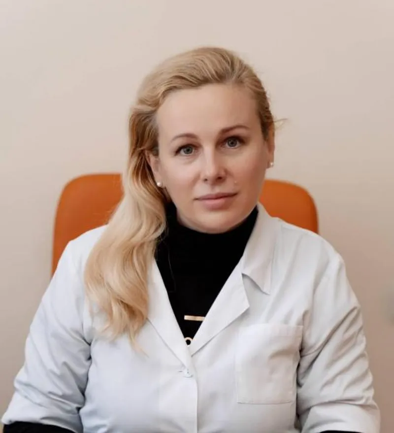 Для получения справки необязательно идти в районную поликлинику и несколько часов ожидать в очереди. Согласно действующему законодательству больничный можно получить и в частной клинике. У нас процесс выдачи больничного отлажен очень четко: записались на прием к терапевту, прошли осмотр, получили документ и со спокойной душой отправляетесь домой лечиться. Нужно оформить больничный в Киеве? Приходите к нам! Клиника Персомед находится на Троещине, поэтому для жителей массива дорога к нам займет до 20-30 минут.