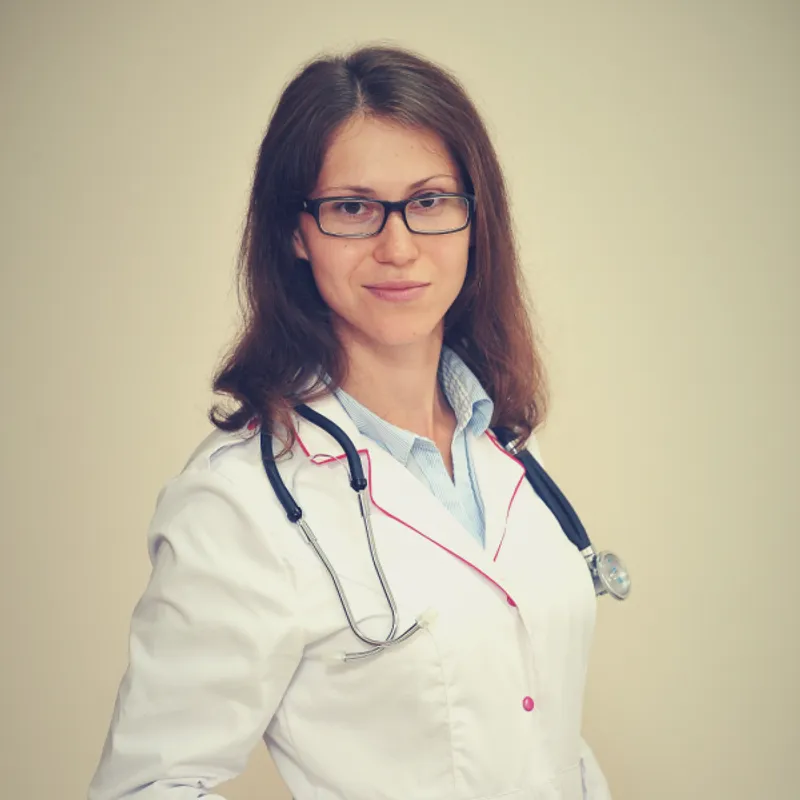 Чем нутрициолог отличается от диетолога? Нутрициолог - это в первую очередь консультант по питанию и врач, который сможет помочь поменять ваш образ жизни. Диетолог же занимается непосредственно лечебными протоколами питания при различных заболеваниях или патологиях.