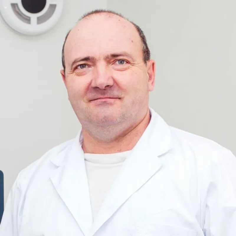 Ультразвукове обстеження використовує метод високоякісних звукових хвиль, завдяки якому ми маємо змогу подивитися всередину тіла. Під час процедури на моніторі видно, що відбувається всередині нас у режимі реального часу. Ми можемо зафіксувати невеликі рухи органів и навіть побачити переміщення крові у кровоносних судинах.