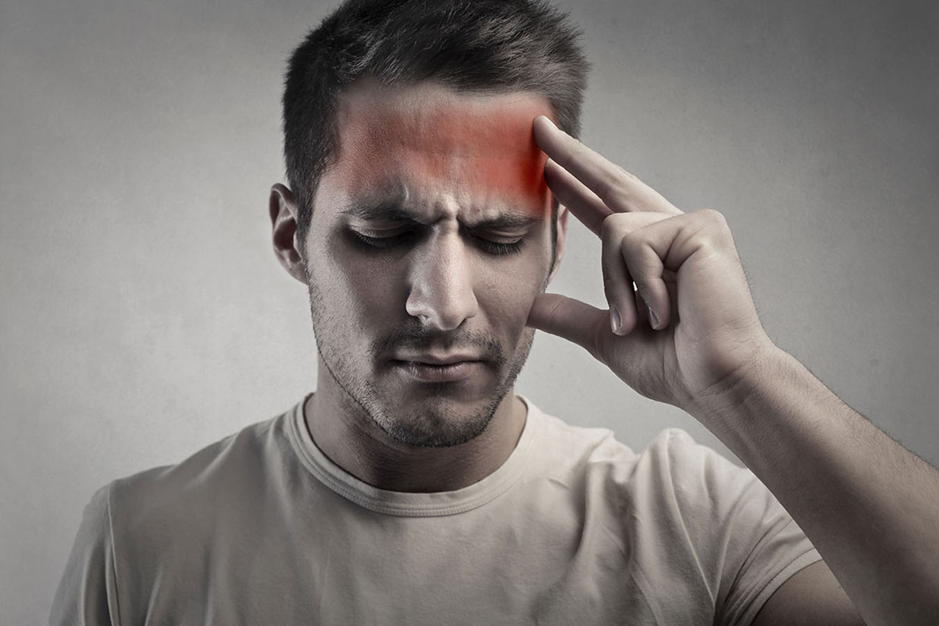 Как справиться с головной болью, рассказал врач-невролог