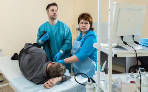 Гастроэнтеролог кто это и что. kto takoj vrach gastrojenterolog. Гастроэнтеролог кто это и что фото. Гастроэнтеролог кто это и что-kto takoj vrach gastrojenterolog. картинка Гастроэнтеролог кто это и что. картинка kto takoj vrach gastrojenterolog. «Болит живот», – таким расплывчатым и знакомым симптомом могут проявлять себя совершенно разные проблемы желудочно-кишечного тракта. Обычно человек сам может заподозрить причину: несвежая еда, съели слишком много острого, соленого, жирного, обострилось хроническое заболевание (например, гастрит).