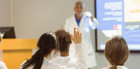 Гастроэнтеролог кто это и что. medicinskaja konferencija. Гастроэнтеролог кто это и что фото. Гастроэнтеролог кто это и что-medicinskaja konferencija. картинка Гастроэнтеролог кто это и что. картинка medicinskaja konferencija. «Болит живот», – таким расплывчатым и знакомым симптомом могут проявлять себя совершенно разные проблемы желудочно-кишечного тракта. Обычно человек сам может заподозрить причину: несвежая еда, съели слишком много острого, соленого, жирного, обострилось хроническое заболевание (например, гастрит).